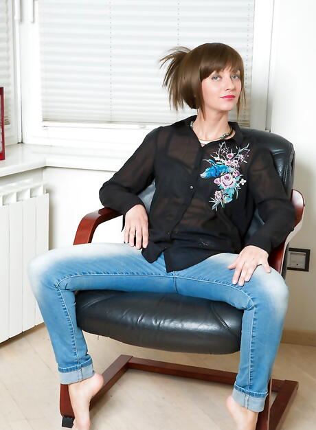 Sultry brunette older Lisa Xxx in sexy jeans denudes tiny tits and nice pussy 