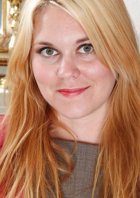 Hot american blonde milf Lindsay Jackson exhibits big knockers and spreads her legs 